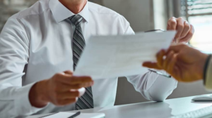 Leia mais sobre o artigo Bancário demitido e transferido para tercerizada tem contrato único